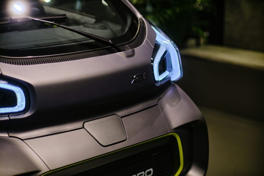 nahaufnahme-eines-autos-mit-eingeschaltetem-licht-0WfsIKHEkCI