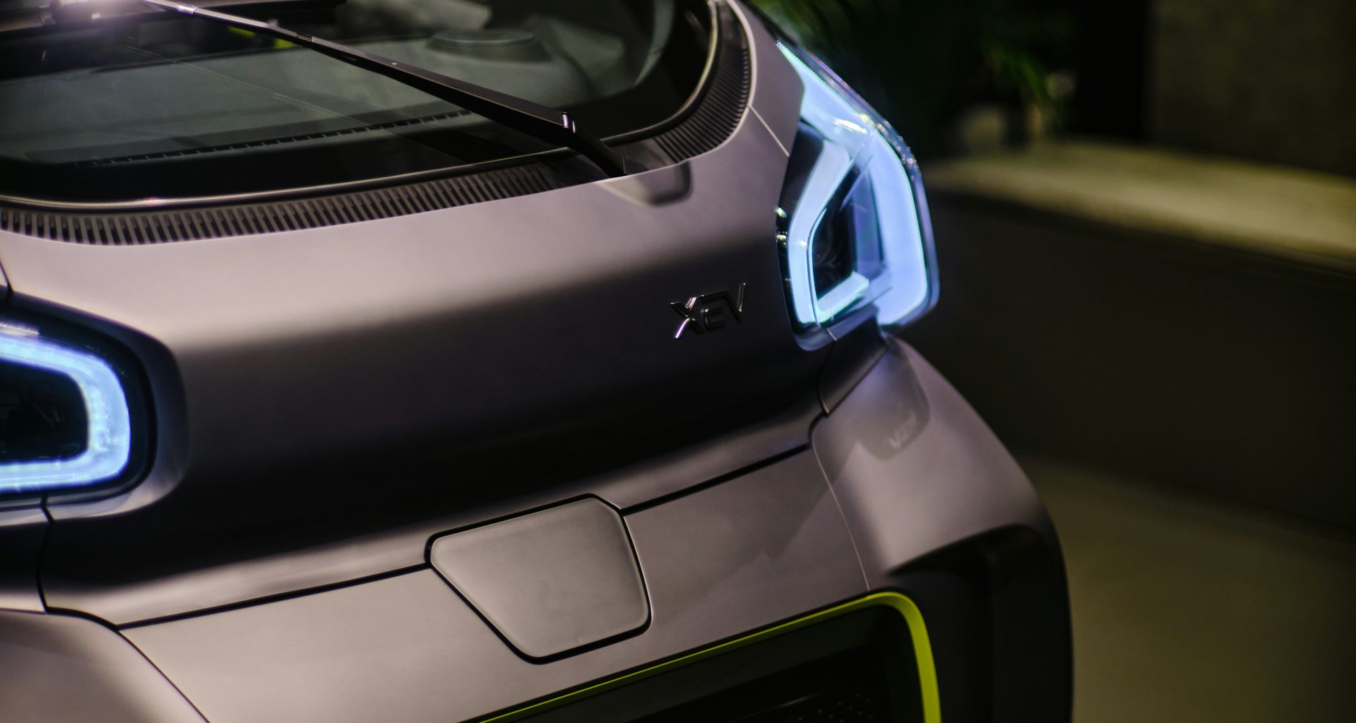 nahaufnahme-eines-autos-mit-eingeschaltetem-licht-0WfsIKHEkCI