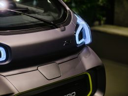 nahaufnahme-eines-autos-mit-eingeschaltetem-licht-0WfsIKHEkCI