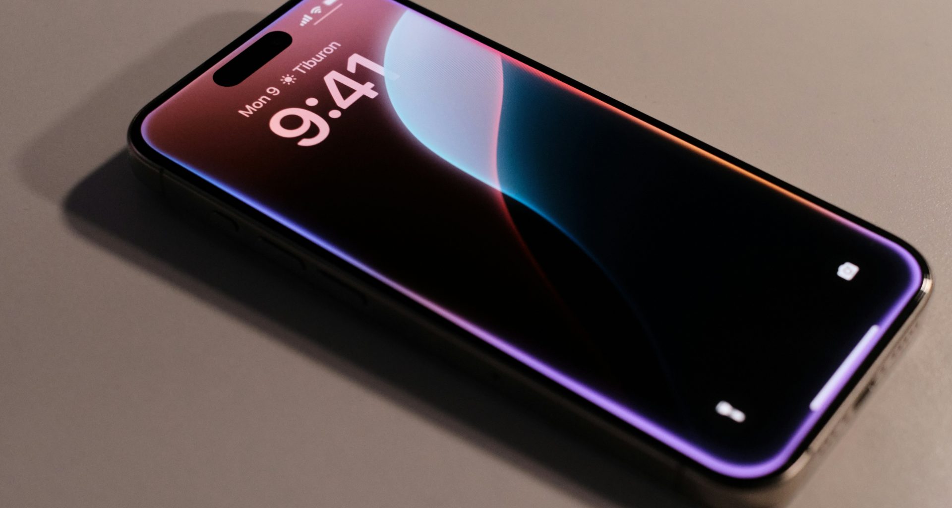 nahaufnahme-eines-handys-auf-einem-tisch-5FPlliLjV5k