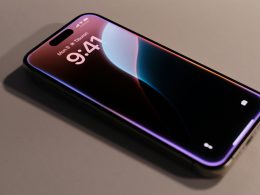 nahaufnahme-eines-handys-auf-einem-tisch-5FPlliLjV5k