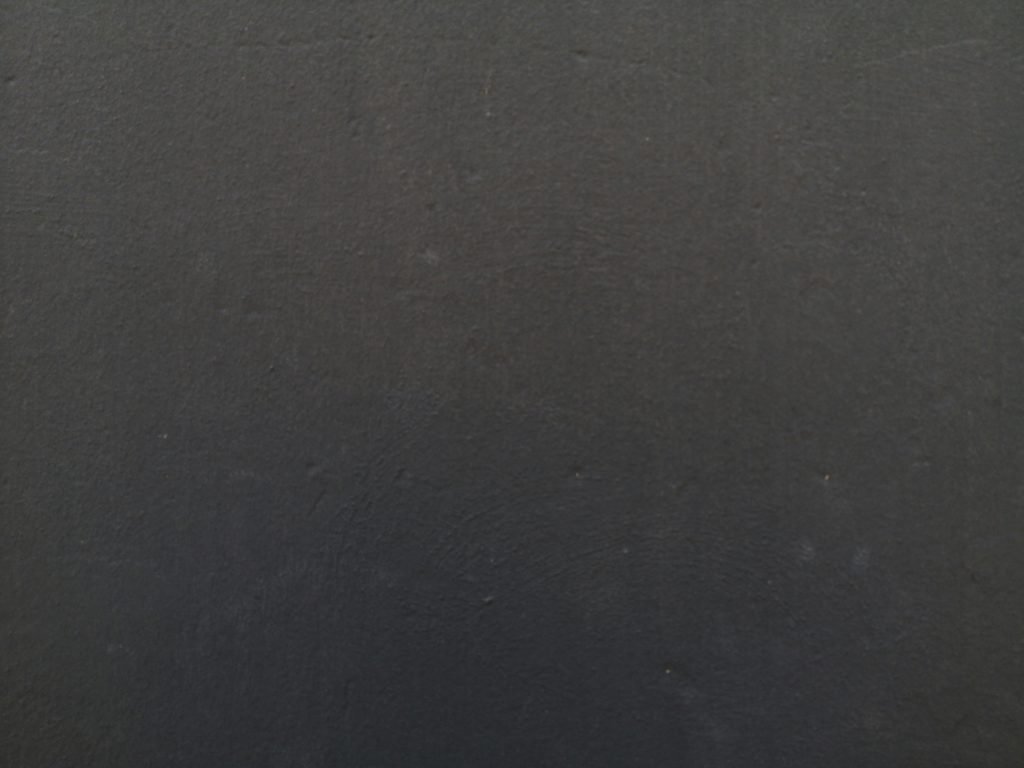 eine-nahaufnahme-eines-handys-mit-schwarzem-hintergrund-t0i0srqZrmc