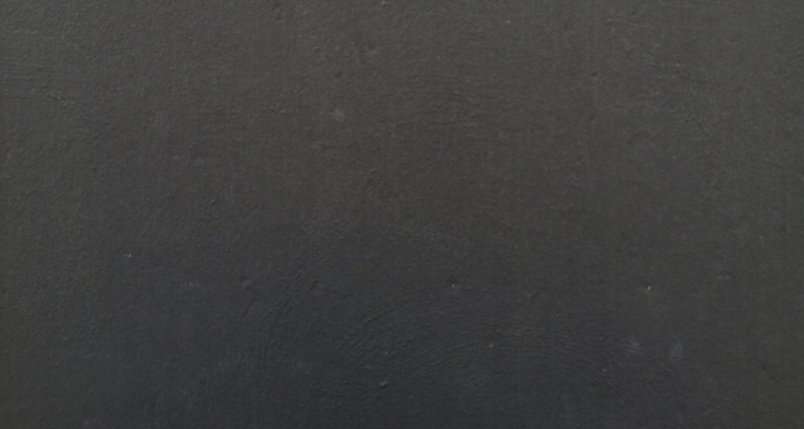 eine-nahaufnahme-eines-handys-mit-schwarzem-hintergrund-t0i0srqZrmc