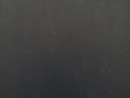 eine-nahaufnahme-eines-handys-mit-schwarzem-hintergrund-t0i0srqZrmc