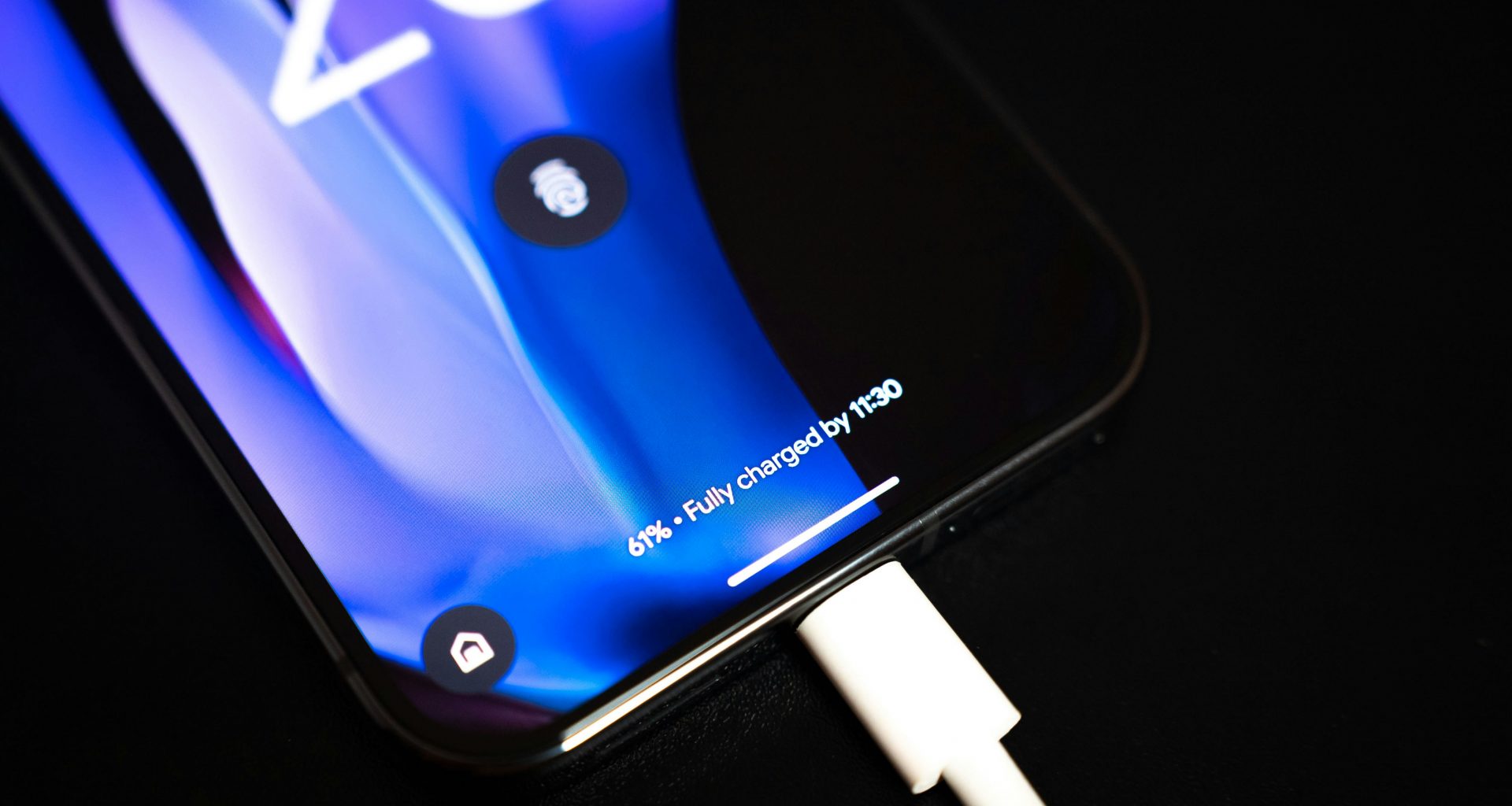 nahaufnahme-eines-handys-mit-ladegerat-DCqlZ1WPoyk