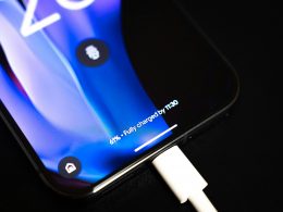 nahaufnahme-eines-handys-mit-ladegerat-DCqlZ1WPoyk