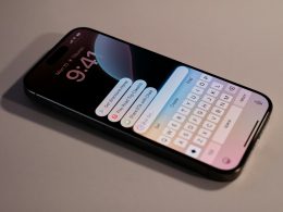 eine-nahaufnahme-eines-handys-mit-einer-tastatur-darauf-4uup67zqH9k