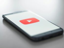 eine-nahaufnahme-eines-handys-mit-einem-youtube-logo-darauf-usWE9pOuTfE