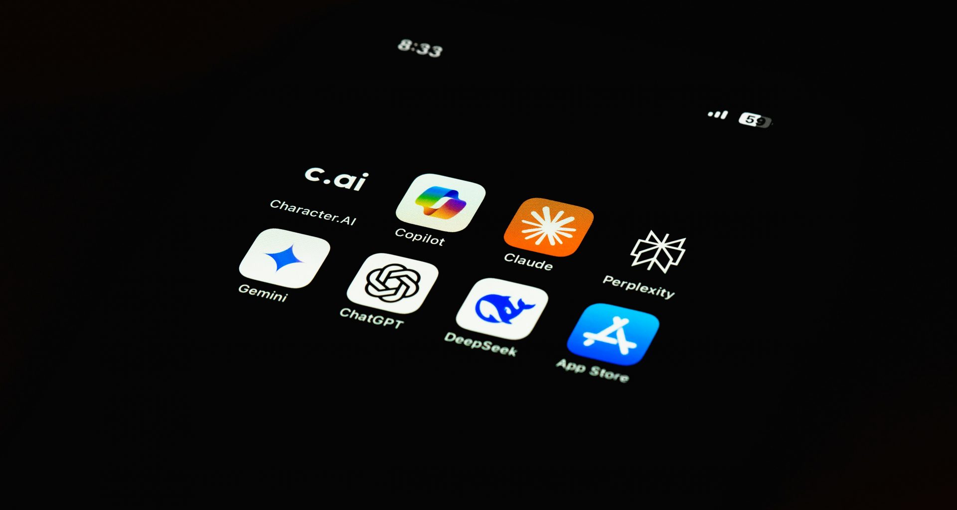 eine-nahaufnahme-eines-handys-mit-symbolen-darauf-wOwOmN5sxws