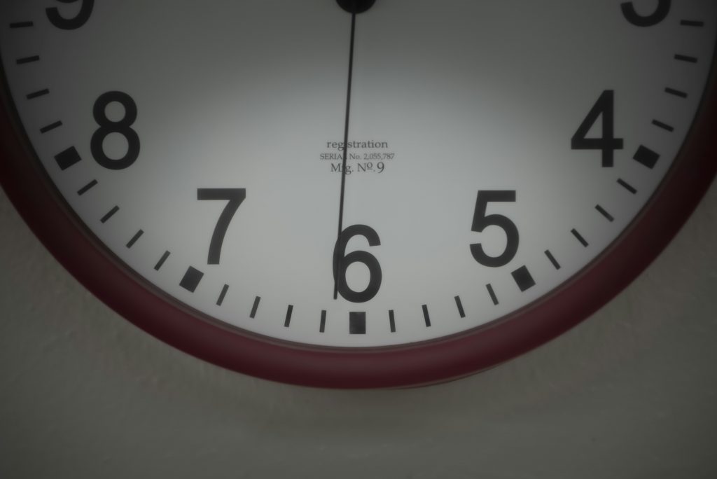 eine-nahaufnahme-eines-zifferblatts-das-die-uhrzeit-anzeigt-z4hBgZwzadw