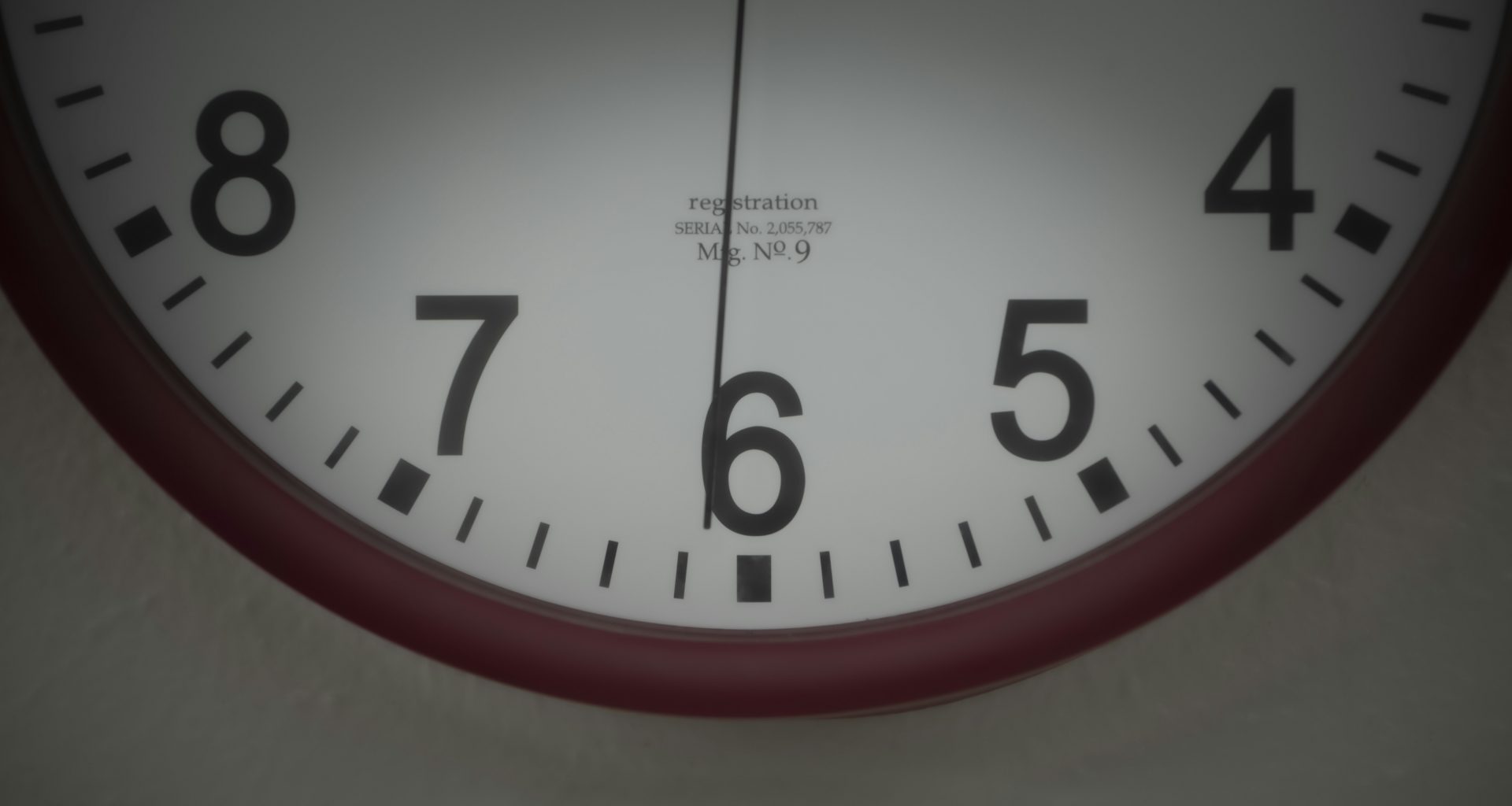 eine-nahaufnahme-eines-zifferblatts-das-die-uhrzeit-anzeigt-z4hBgZwzadw