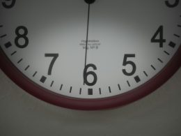 eine-nahaufnahme-eines-zifferblatts-das-die-uhrzeit-anzeigt-z4hBgZwzadw