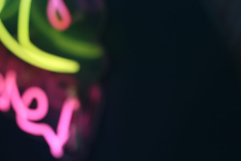 eine-nahaufnahme-einer-uhr-mit-neonlichtern-XAARXx6GlOk