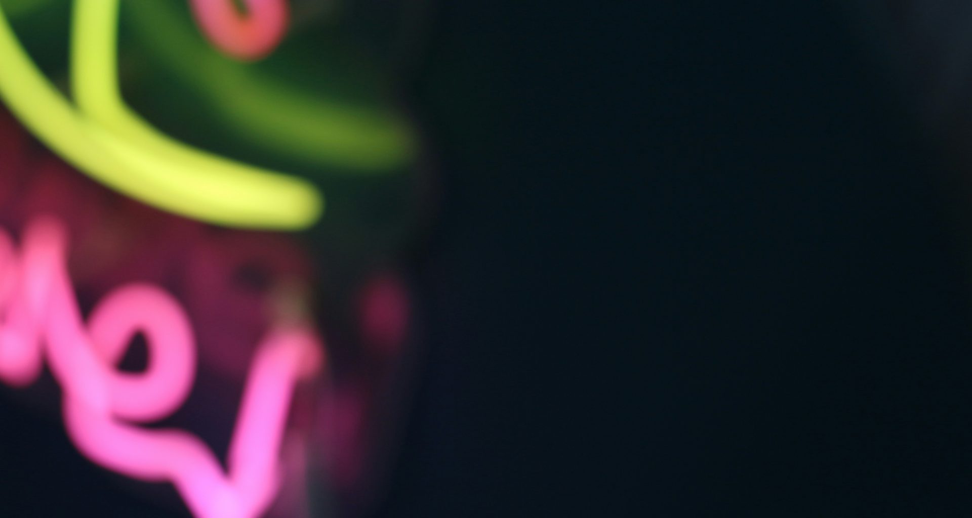 eine-nahaufnahme-einer-uhr-mit-neonlichtern-XAARXx6GlOk