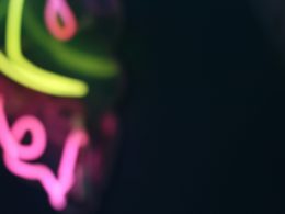 eine-nahaufnahme-einer-uhr-mit-neonlichtern-XAARXx6GlOk