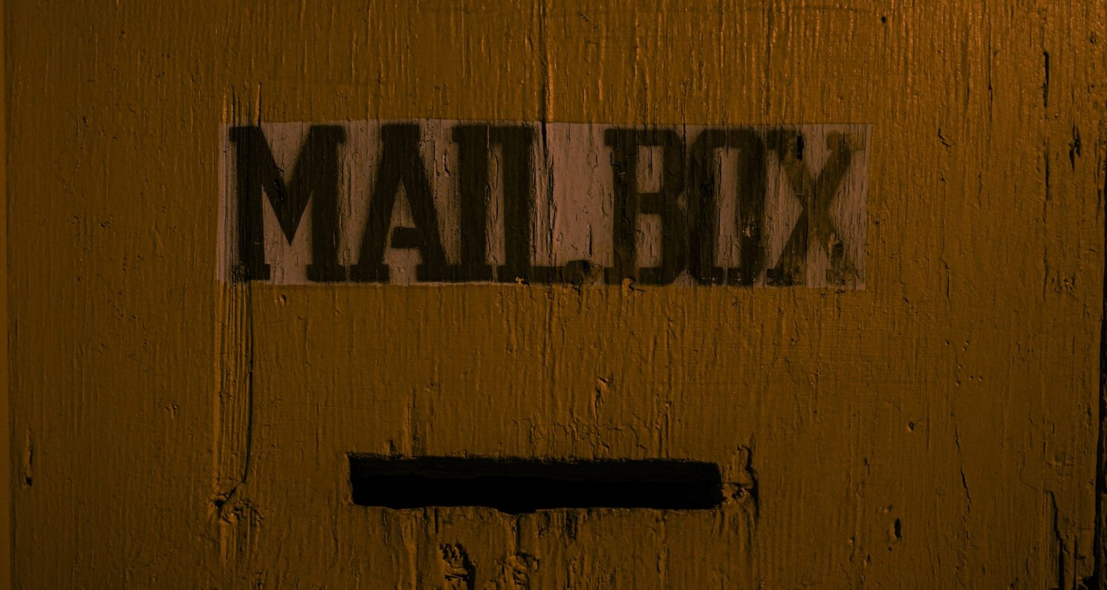 eine-nahaufnahme-einer-tur-mit-einem-aufkleber-darauf-3LEDHwMhmIg