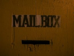 eine-nahaufnahme-einer-tur-mit-einem-aufkleber-darauf-3LEDHwMhmIg