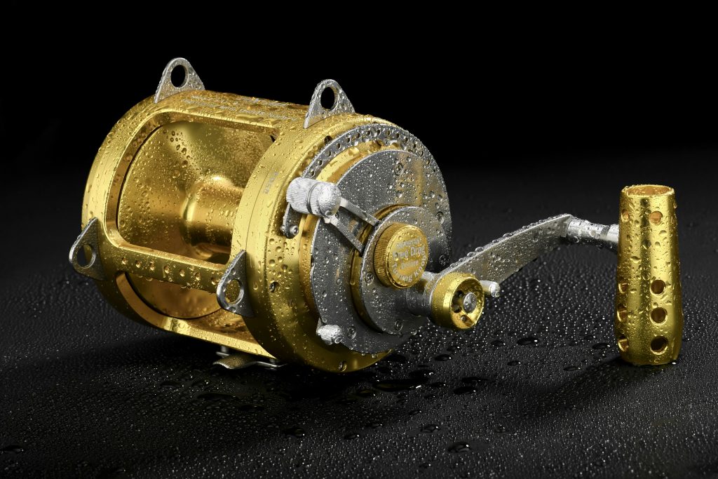 nahaufnahme-einer-angelrolle-auf-einer-schwarzen-oberflache-PhYARSht6RM