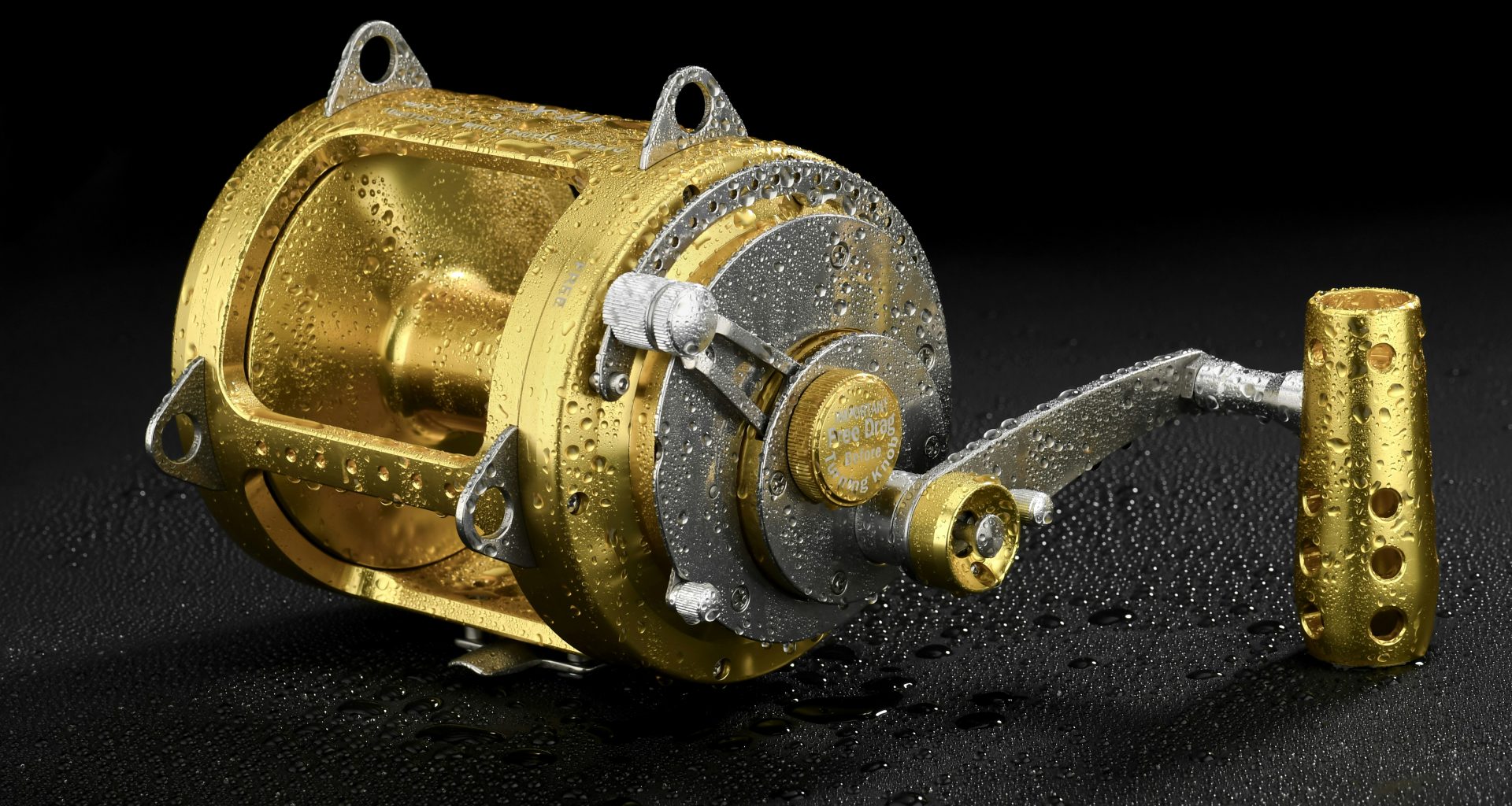 nahaufnahme-einer-angelrolle-auf-einer-schwarzen-oberflache-PhYARSht6RM