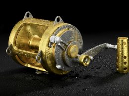 nahaufnahme-einer-angelrolle-auf-einer-schwarzen-oberflache-PhYARSht6RM