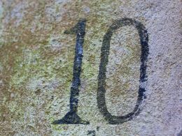 eine-nahaufnahme-einer-zahl-auf-einem-felsen-vbQsU3kVVPI