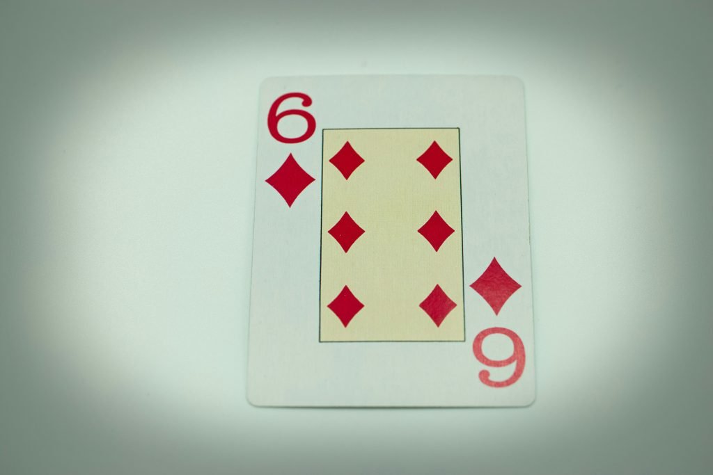 eine-nahaufnahme-einer-spielkarte-auf-einem-tisch-pXRfPBdfn6c