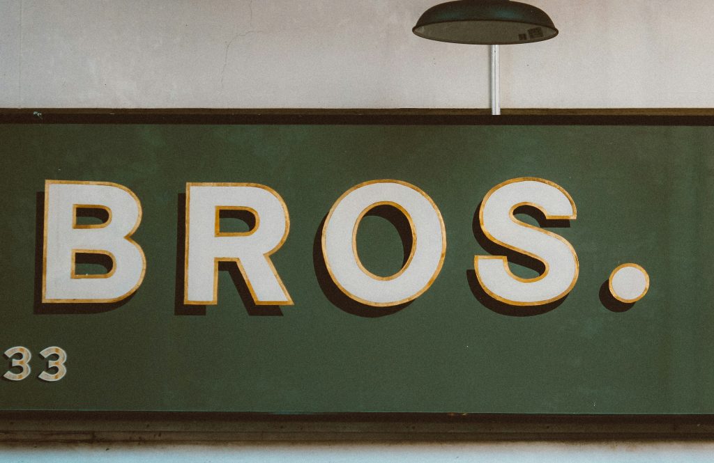 nahaufnahme-eines-schildes-an-einem-gebaude-sRIraY6ojmE