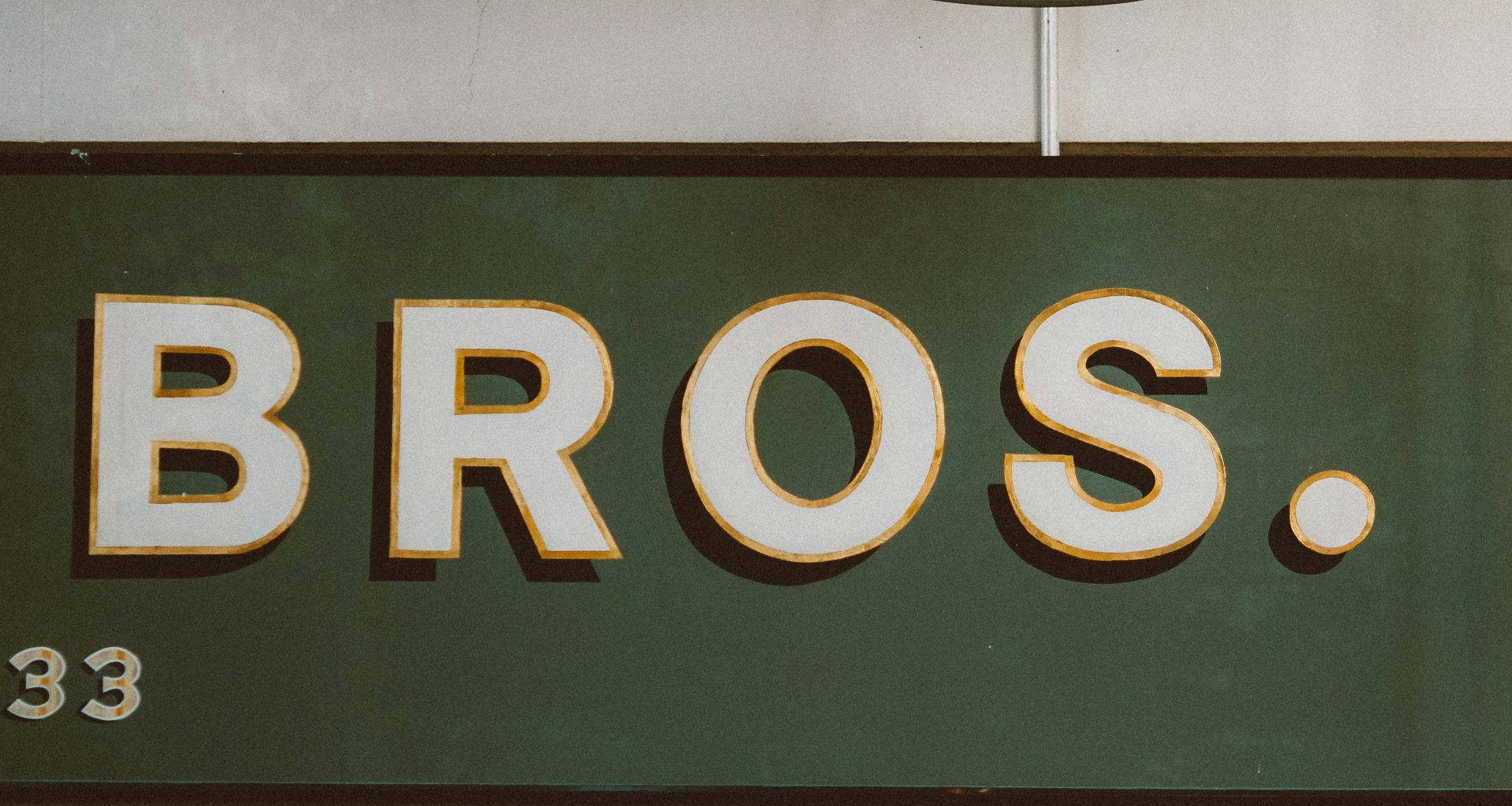 nahaufnahme-eines-schildes-an-einem-gebaude-sRIraY6ojmE