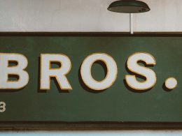 nahaufnahme-eines-schildes-an-einem-gebaude-sRIraY6ojmE