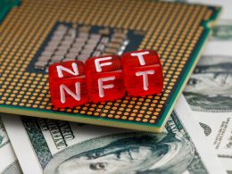 eine-nahaufnahme-eines-kleinen-roten-blocks-auf-einem-haufen-geld-yscrM1AOEKI