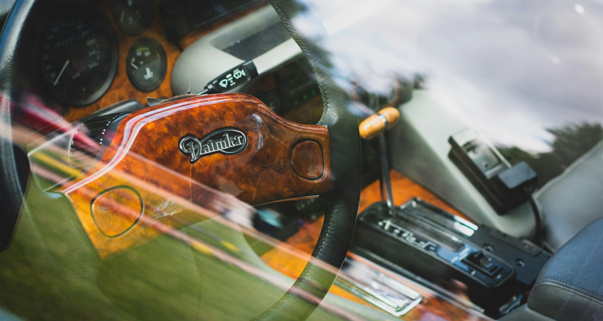 eine-nahaufnahme-eines-lenkrads-und-eines-armaturenbretts-eines-autos-KwvDXf6Sbh8