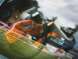 eine-nahaufnahme-eines-lenkrads-und-eines-armaturenbretts-eines-autos-KwvDXf6Sbh8