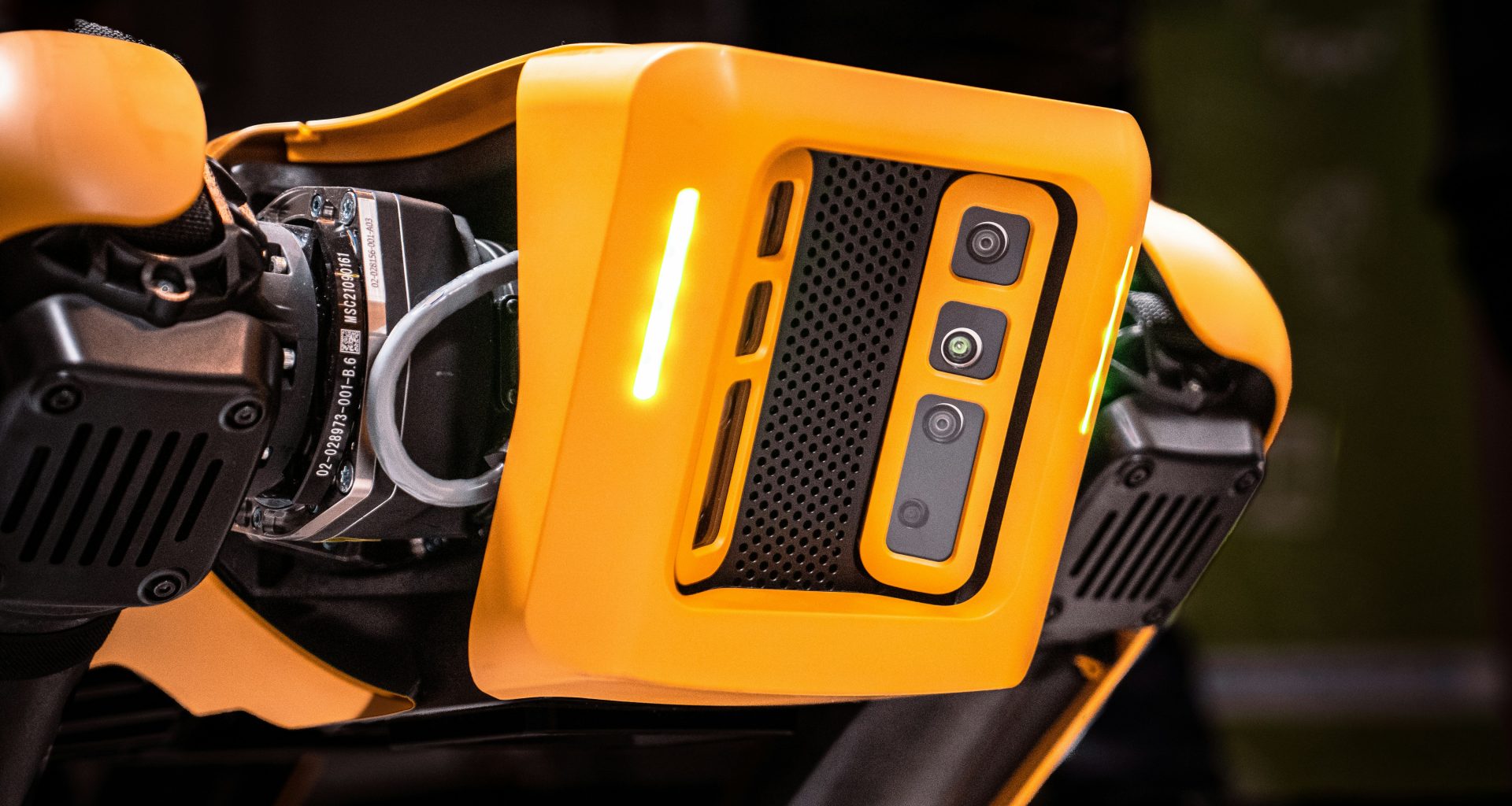 nahaufnahme-eines-gelb-schwarzen-motorrads-qJY7tTzKmSQ