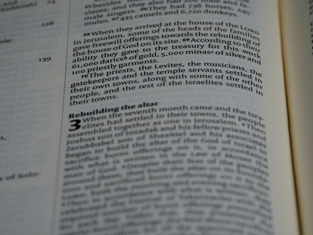 nahaufnahme-eines-offenen-buches-mit-text-L2WyP-aTB4I