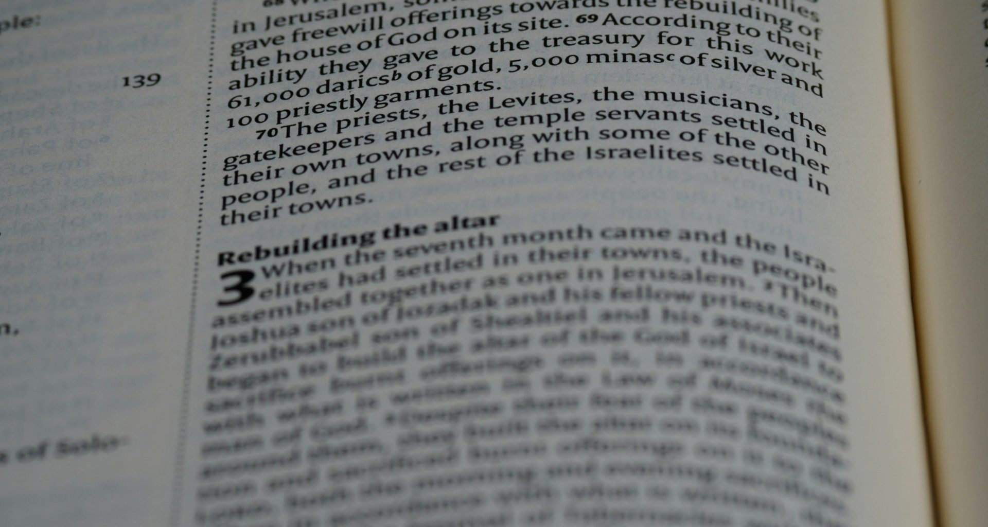 nahaufnahme-eines-offenen-buches-mit-text-L2WyP-aTB4I