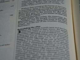 nahaufnahme-eines-offenen-buches-mit-text-L2WyP-aTB4I