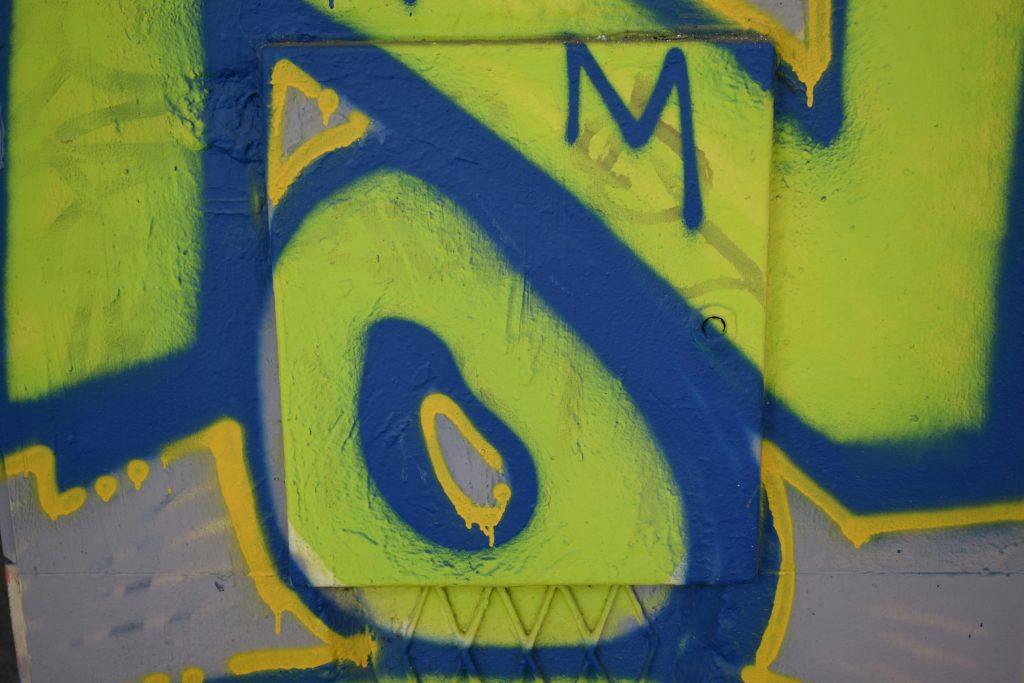 eine-nahaufnahme-von-graffiti-an-der-seite-eines-gebaudes-MUP9xuUw6Vs