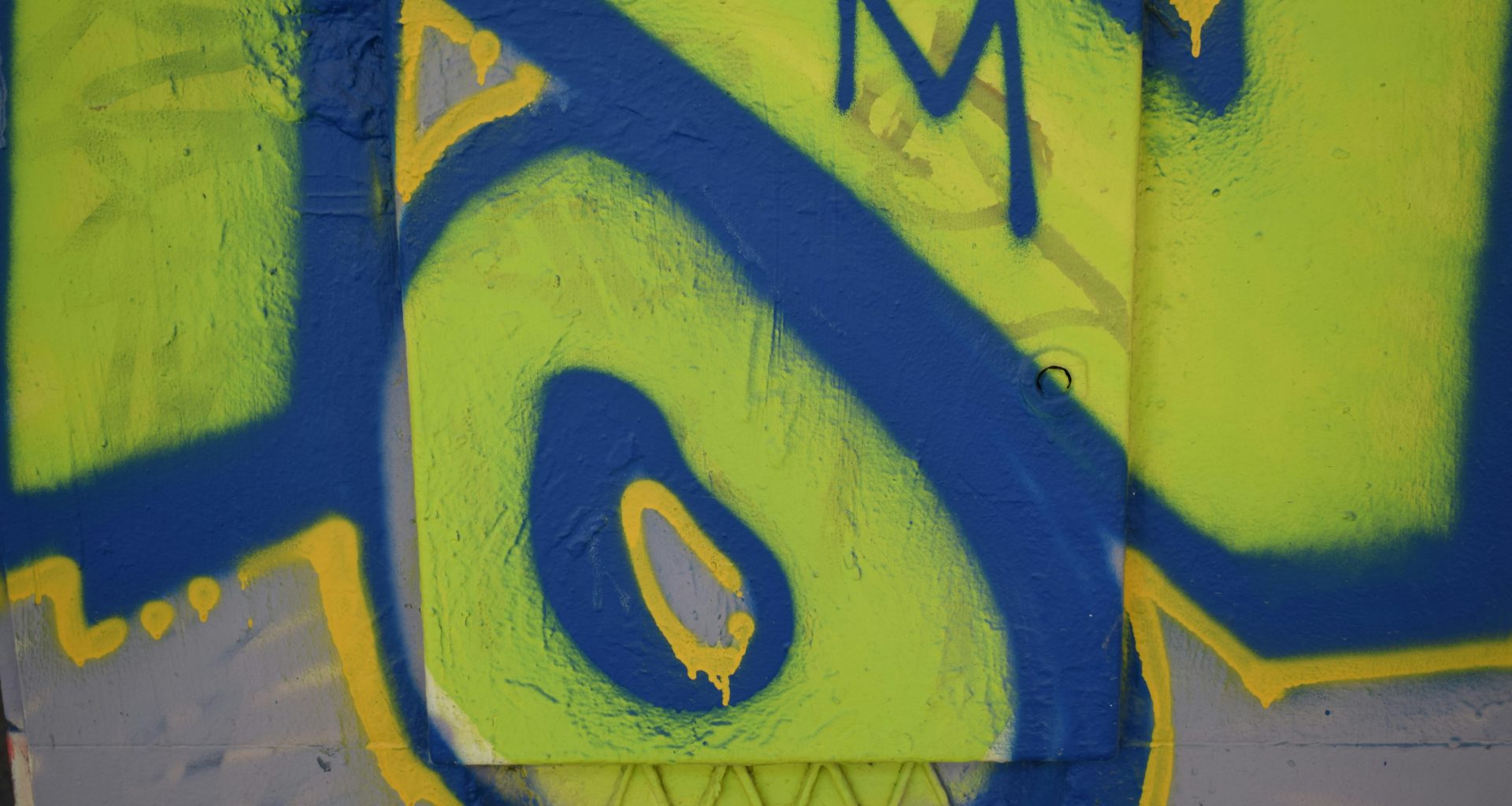 eine-nahaufnahme-von-graffiti-an-der-seite-eines-gebaudes-MUP9xuUw6Vs