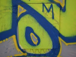 eine-nahaufnahme-von-graffiti-an-der-seite-eines-gebaudes-MUP9xuUw6Vs