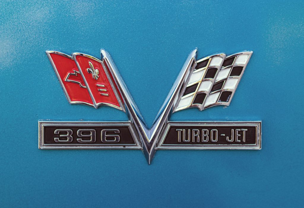 eine-nahaufnahme-des-emblems-auf-einem-auto-bTqVYoEaoHo