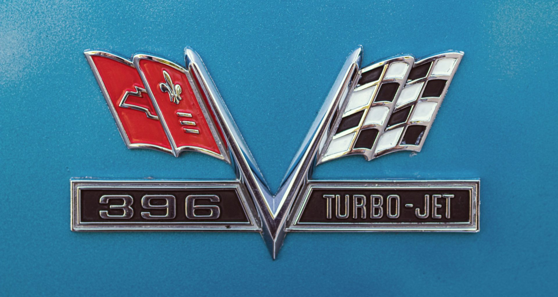 eine-nahaufnahme-des-emblems-auf-einem-auto-bTqVYoEaoHo