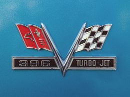 eine-nahaufnahme-des-emblems-auf-einem-auto-bTqVYoEaoHo