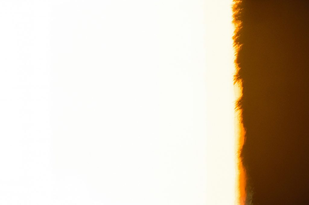 eine-nahaufnahme-der-seite-eines-fensters-6Tzkx_cpdik