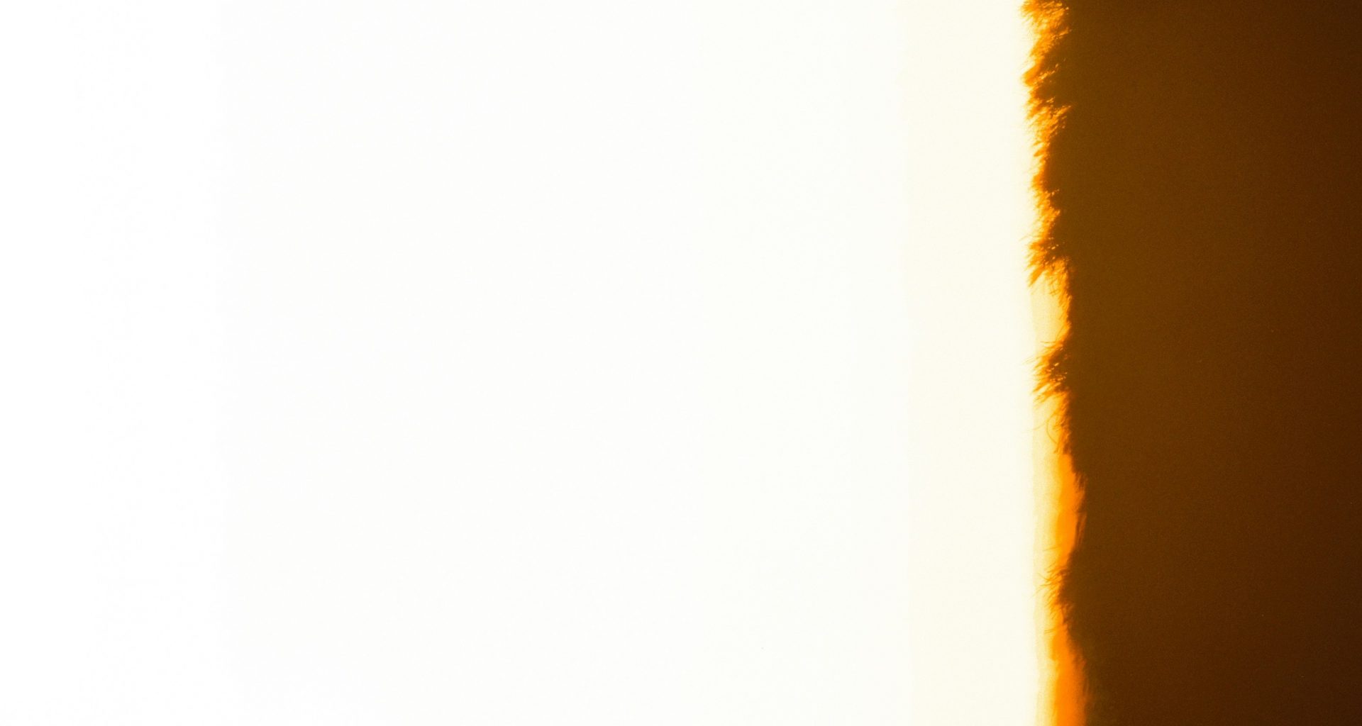 eine-nahaufnahme-der-seite-eines-fensters-6Tzkx_cpdik