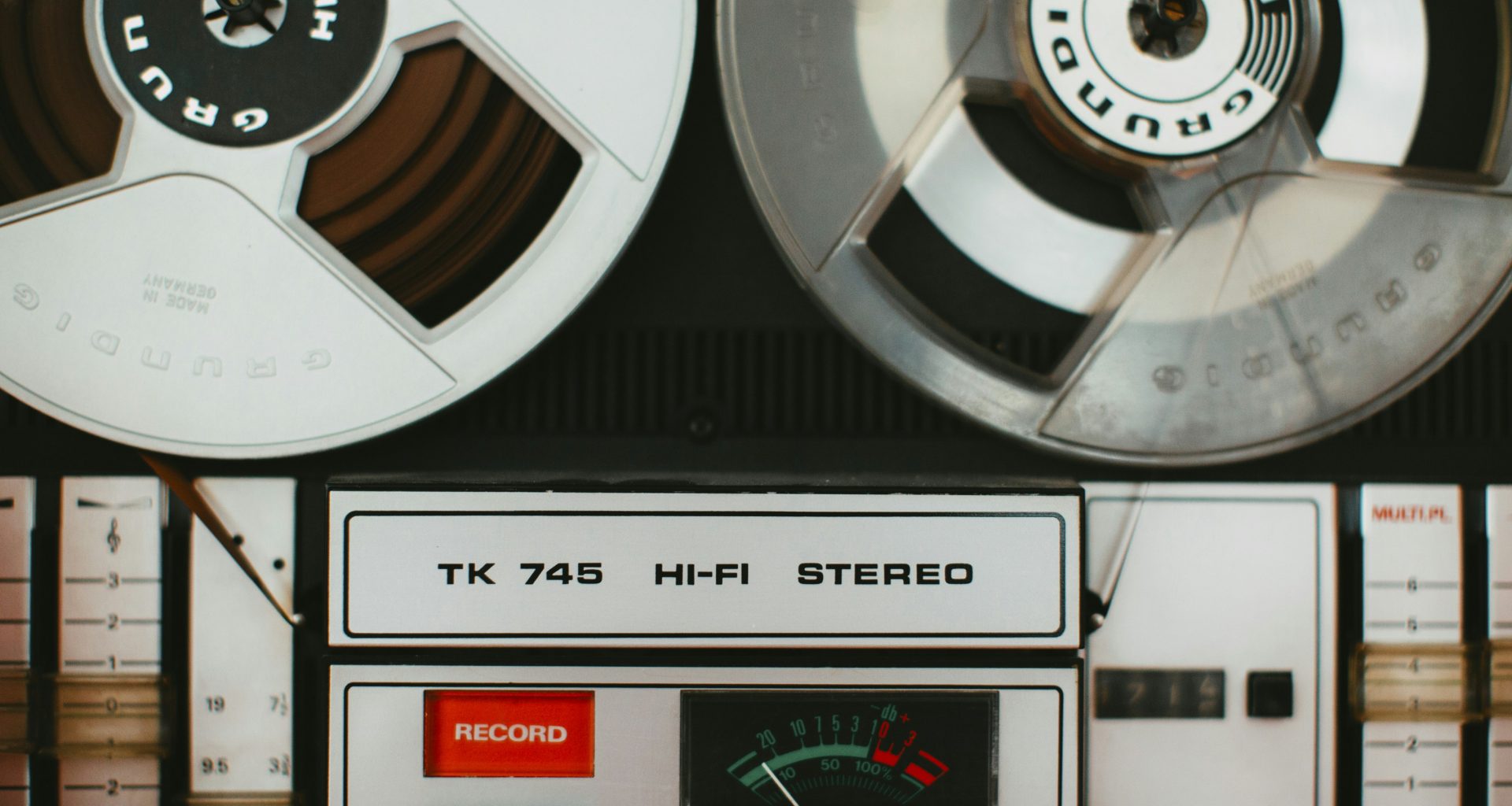 eine-nahaufnahme-von-zwei-walzen-auf-einer-maschine-gnhxvdGmGG8