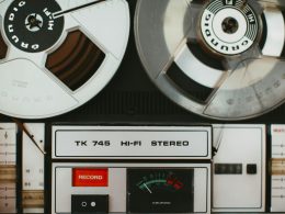 eine-nahaufnahme-von-zwei-walzen-auf-einer-maschine-gnhxvdGmGG8