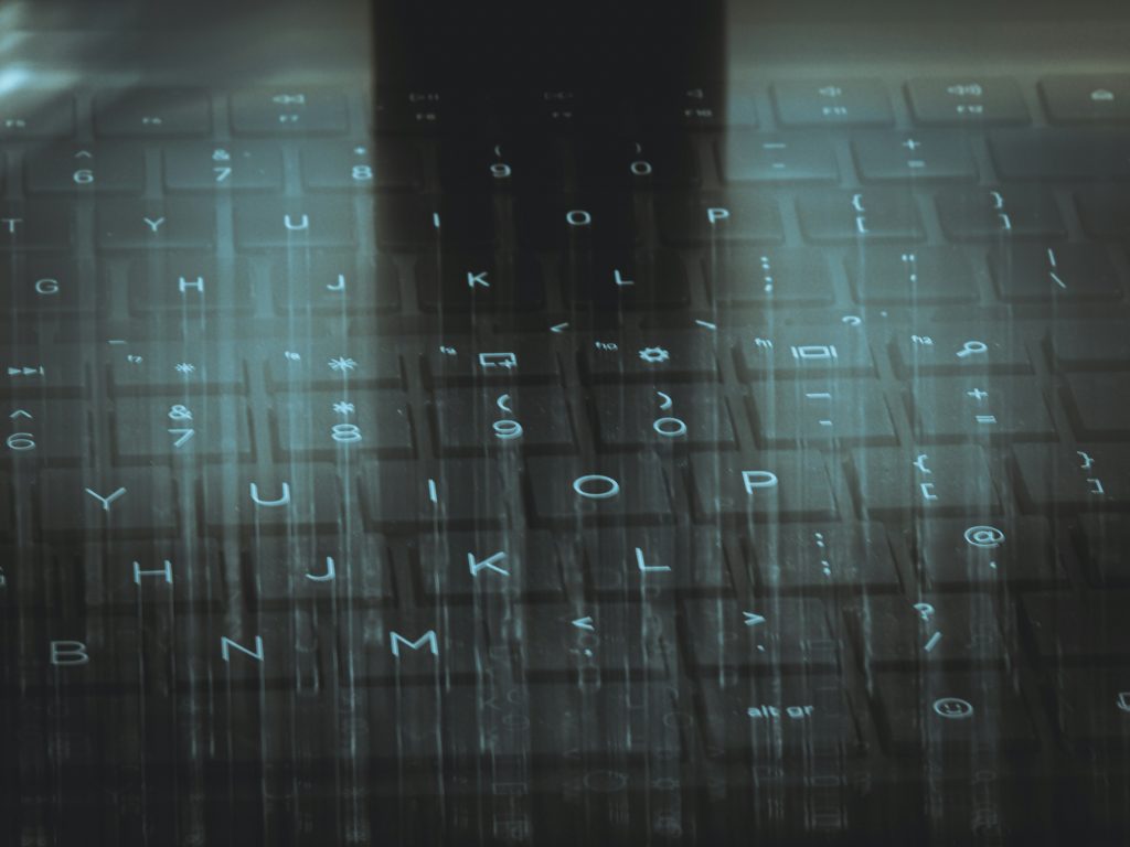 eine-computertastatur-mit-himmelshintergrund-JPmfBTgeBFU