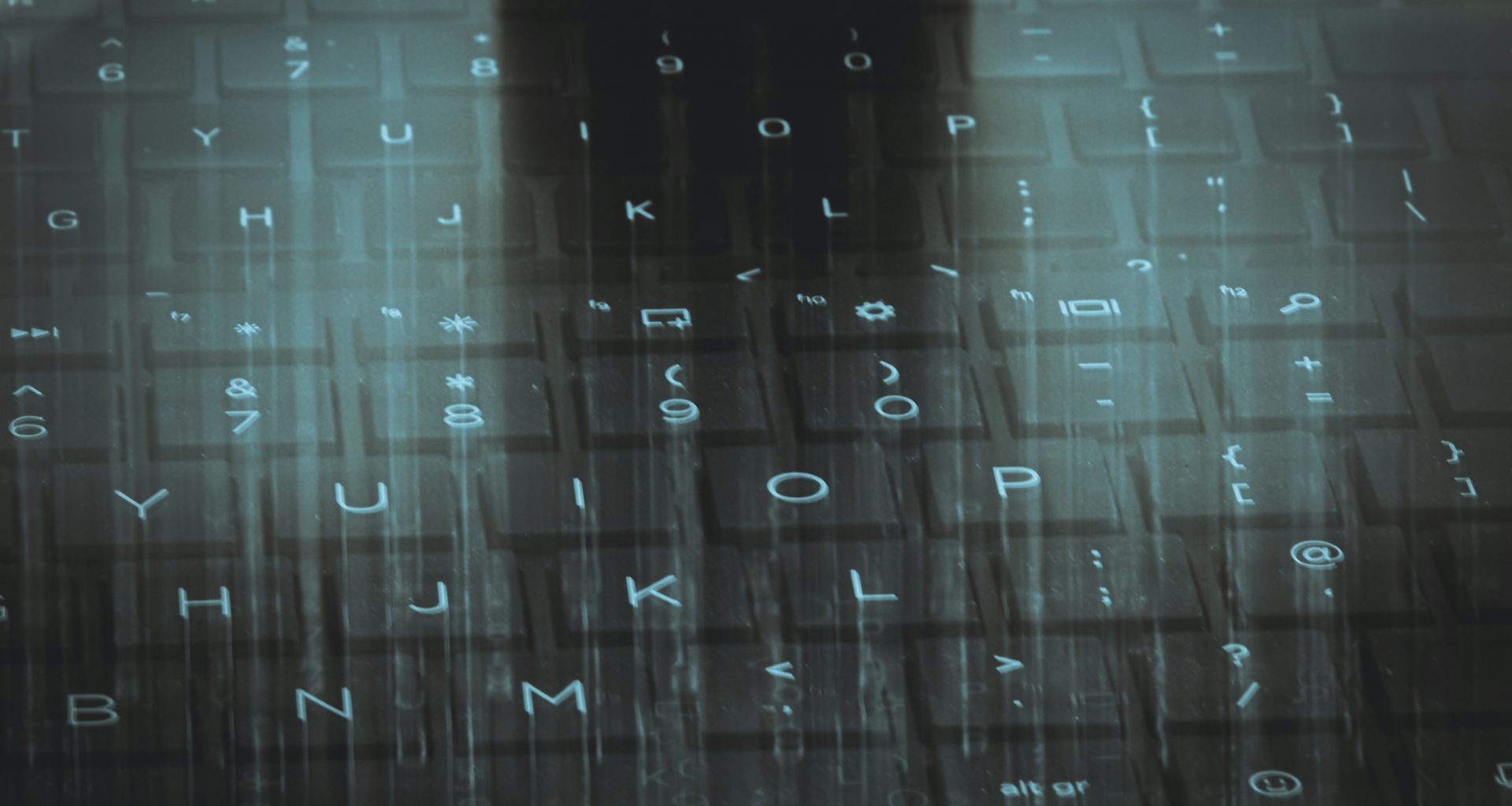 eine-computertastatur-mit-himmelshintergrund-JPmfBTgeBFU