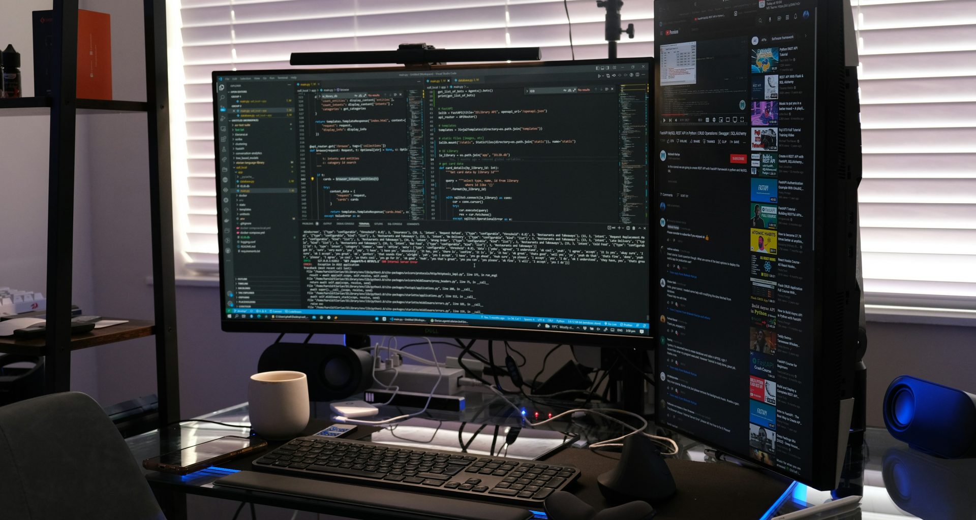 ein-computermonitor-der-auf-einem-schreibtisch-sitzt-v7xiSfj6mGI
