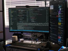 ein-computermonitor-der-auf-einem-schreibtisch-sitzt-v7xiSfj6mGI